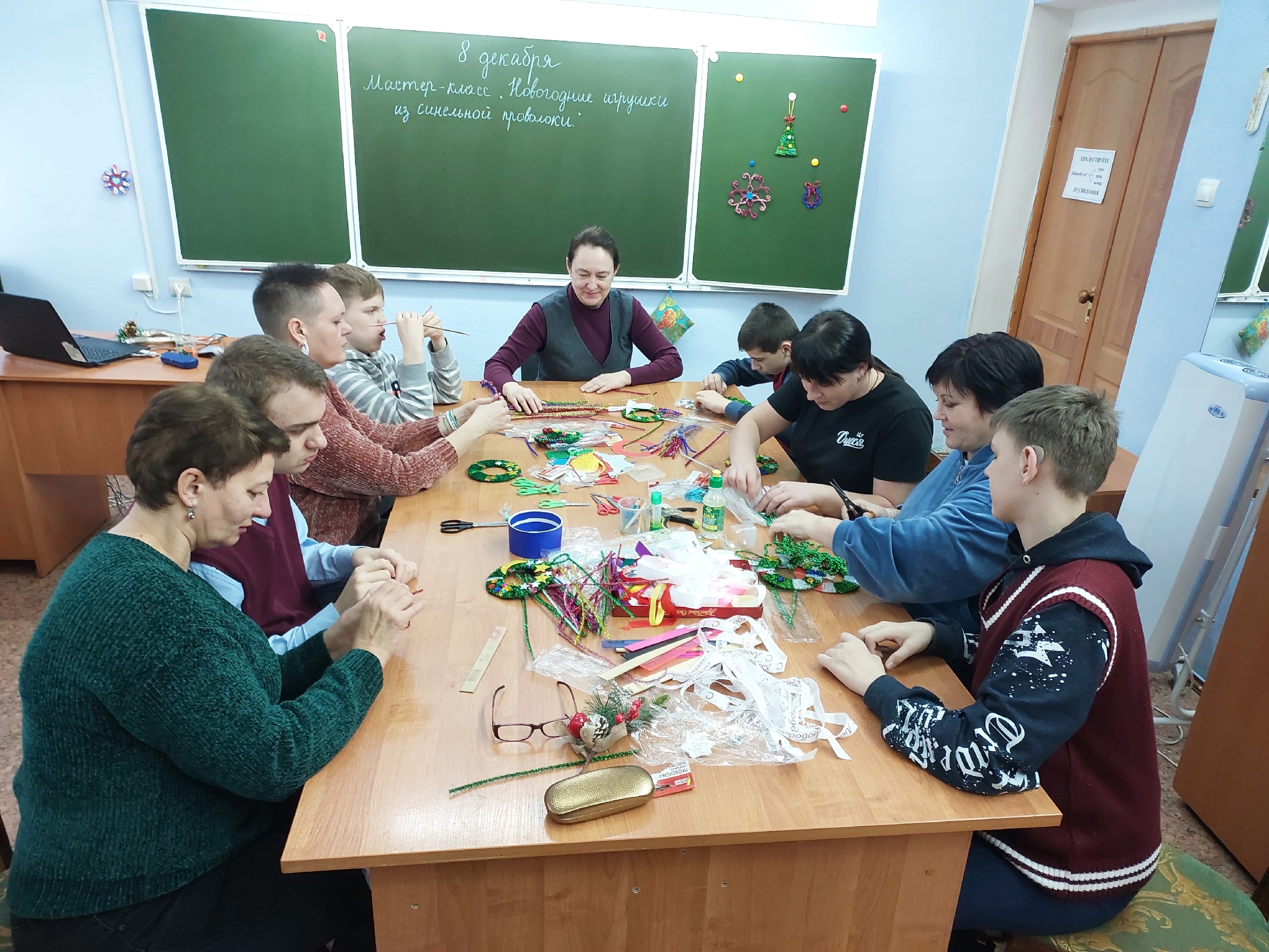 Мастер-класс по изготовлению новогодних игрушек из синельной проволоки.