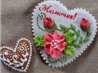 Мы для наших мамочек разрисуем прянички.