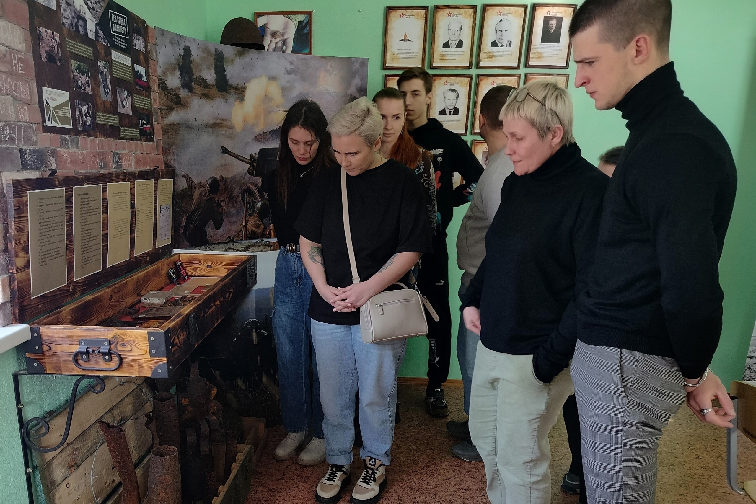 Бойцы ПО «Курская земля» посетили музейную комнату «Страницы истории».