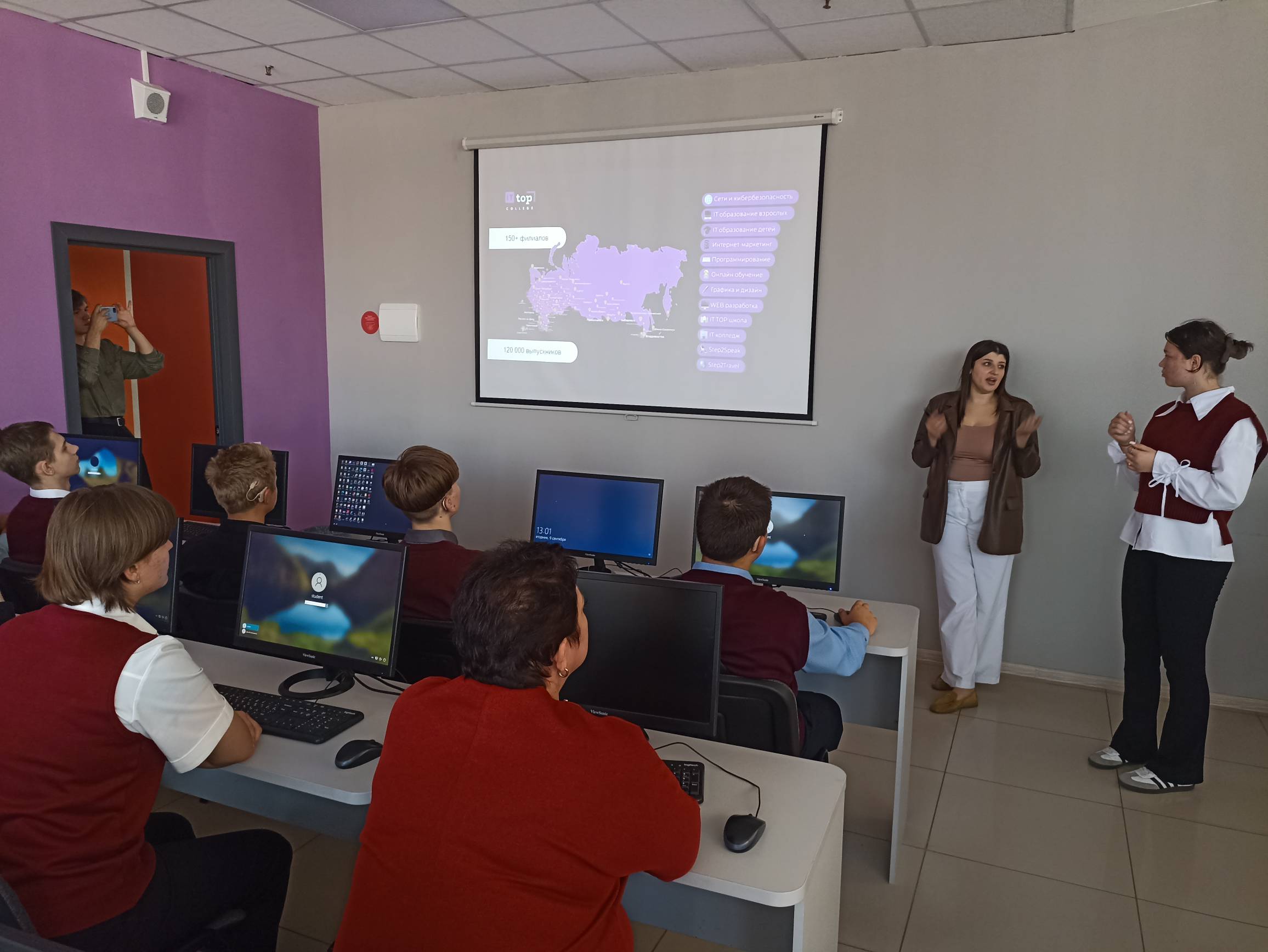 На мастер-классе «Графический дизайнер. Дизайн постера в Adobe Photoshop».