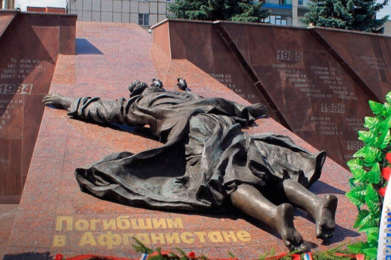Линейка, посвящённая Дню памяти о россиянах, исполнявших служебный долг за пределами Отечества.
